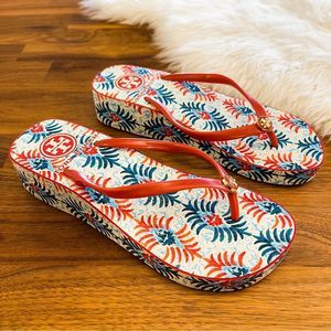 🍋 Tory Burch • Women’s Flip Flops Red Oasis Print Logo Medallion Size 7-7.5